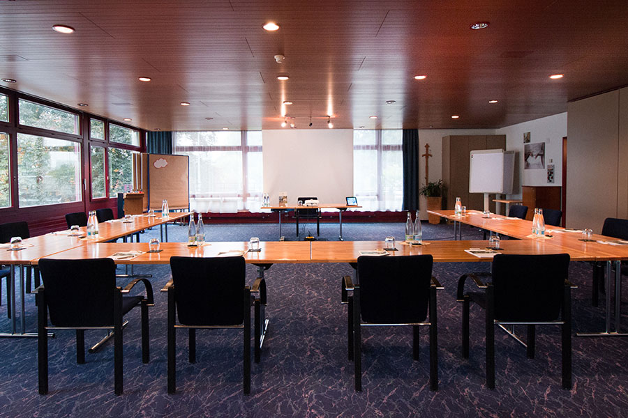 Bild-nomal-Seminar-Meetings-Workshops-Schloss-Saal-900x600