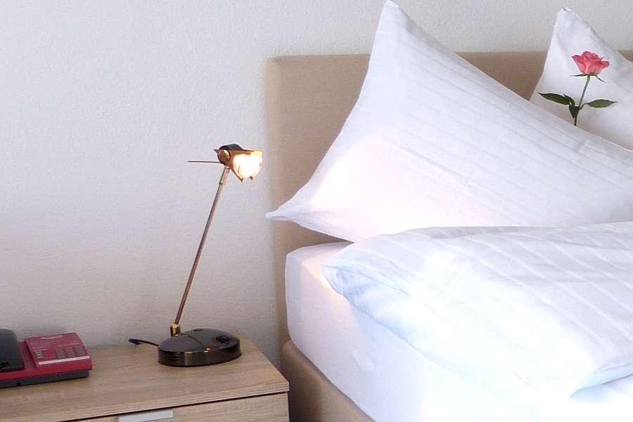 Zimmer Bett 16 - Park-Hotel Inseli - P1030250 - 900x600
